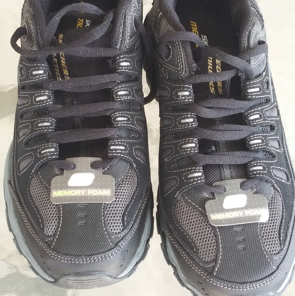 Men's brand new Skechers Memory Foam sz 9.5